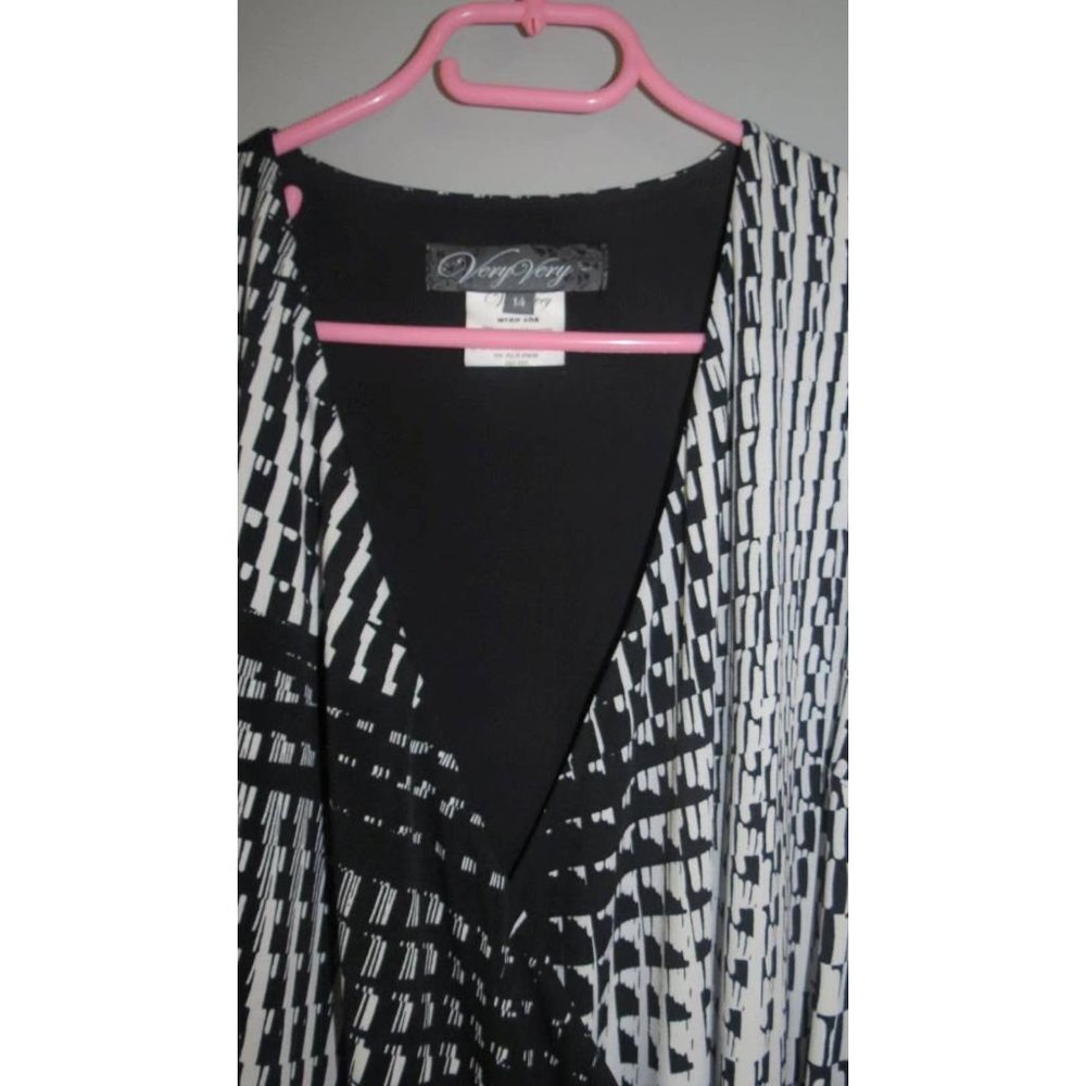 VERY VERY - GORGEOUS WRAP DRESS - size 14 - PRESENTS AS NEW - Picture 3 of 6